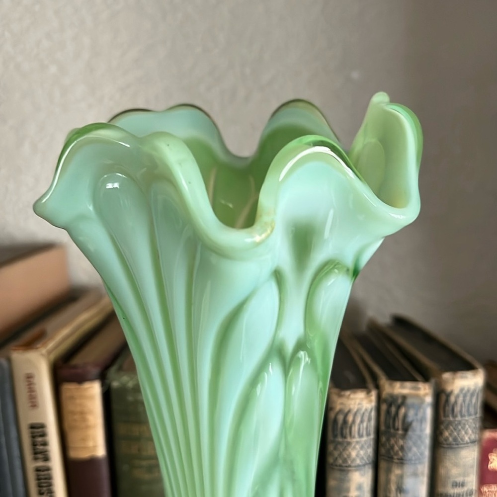 Antique Jefferson Green Opalescent Vase “Tokyo” Pattern, Seafoam Glass, 3-Footed - Picture 5 of 17